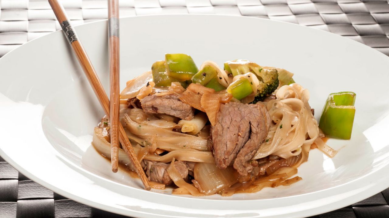 FIDEOS DE ARROZ CON TERNERA Y VERDURAS 1646 Wok De Ternera Y Fideos De Arroz 830 Xl 1280x720x80xX